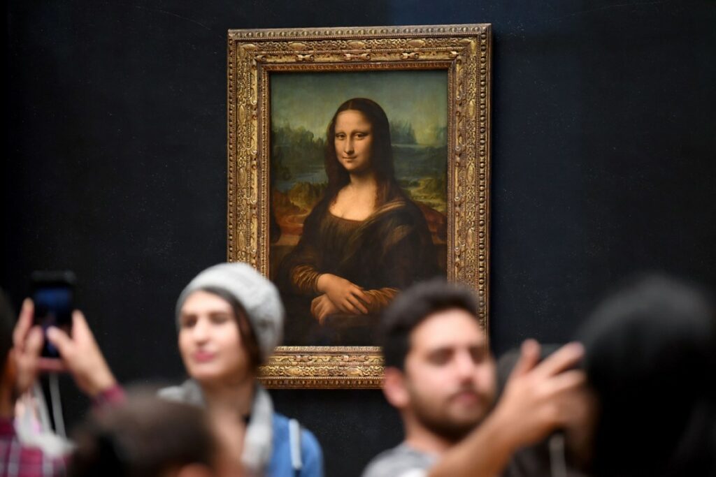 Mona Lisa and art viewers. Credit: Eric Feferberg/Getty Images | Source: hypebeast.com