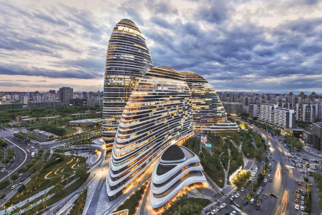 The Wangjing SOHO consists of three office skyscrapers located between the center of Beijing and the main airport of the Chinese city, opened in 2014. Photo credit: shutterstock | Image source: infobae.com